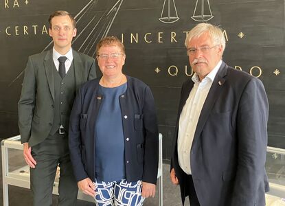 Rechtanwalt, Geschäftsführer des Kolping-Bildungswerks Paderborn und die Vorsitzende der Adolph Kolping Stiftung Paderborn nach einem Gerichtstermin