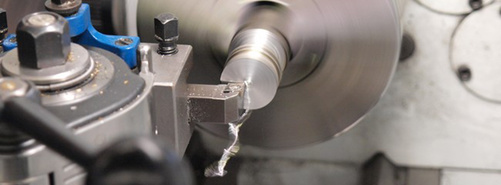 Eine Drehmaschine fräst einen Bolzen