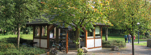 der Fachwerk Pavillon im Schulhof war ein gemeinsames Projekt von Ausbildung und Schule des Fachbereiches Bautechnik. Ein kleiner Klassenraum wurde entworfen, entwickelt und gefertigt.
