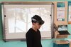 Ein Schüler übt selbstständig mit einer VR Brille