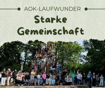 Eine Gruppe von Kindern und Jugendlichen versammelt sich an einem Klettergerüst auf dem Schulhof.