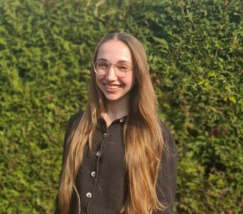 Das Bild zeigt ein Porträt von einer jungen Frau.