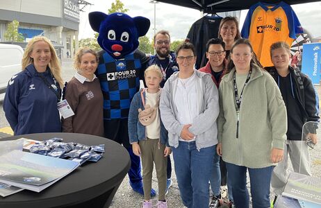Vertreter und Vertreterinnen des SC Paderborn und des Kolping-Bildungswerks Paderborn posieren gemeinsam mit dem Maskottchen des Fußballvereins