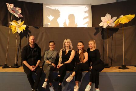 Der Erzieher-Unterkurs und Lehrer Robert Raddatz vom Kolping-Sozial-Berufskolleg Delbrück haben ein Puppentheaterstück mit Schattenspiel auf die Bühne gebracht.