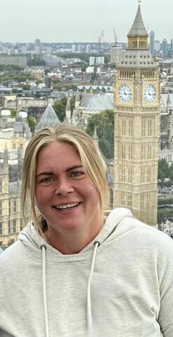 Ein Porträt einer jungen Frau vor dem Big Ben in London.