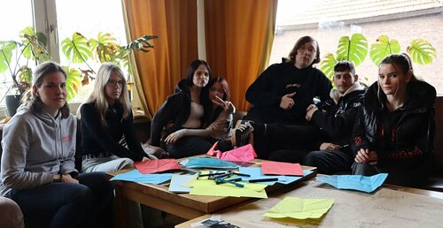 Musiktheaterpädagogin Philine Korkisch (links) diskutierte mit den Jugendlichen auf dem Gutshof, wie sich die zentralen Fragen aus der Jugendoper auf ihr eigenes Leben übertragen lassen.