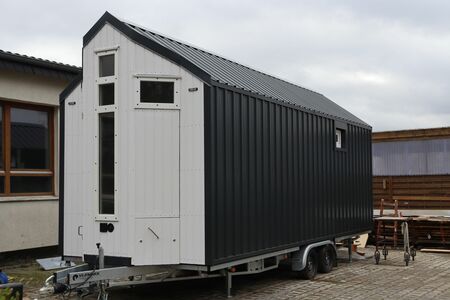 Seitdem die Tiny-Church im März vom Dachdecker zurückgekehrt war, stand in der Werkstatt von In Via St. Lioba in Paderborn nur noch der letzte Feinschliff an.