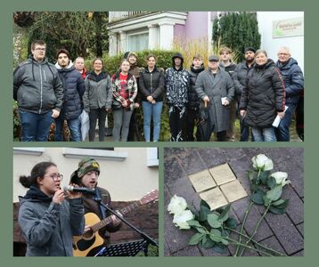 Eine Collage aus drei Fotos zeigt eine Gruppe von Menschen vor einem Haus, eine singende Frau, die von einem jungen Mann auf einer Gitarre begleitet wird, und vier gravierte Steine, die in einen Bürgerstein eingelassen wurden und von weißen Rosen flankiert werden.